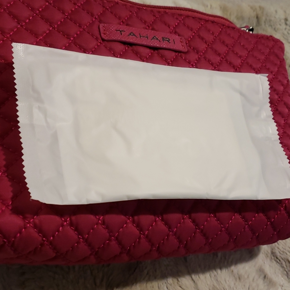 NWT -Tahari Pink Quilted Cosmetic Bag & Essentials - Picture 7 of 7